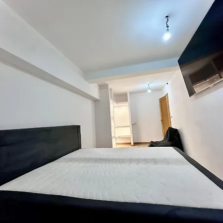 Estudio Com Cozinha E Casa De Banho! *
